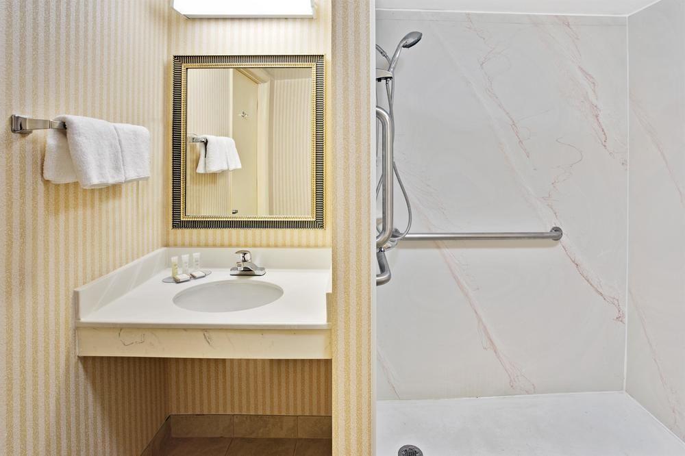 Howard Johnson By Wyndham College Park Exterior photo