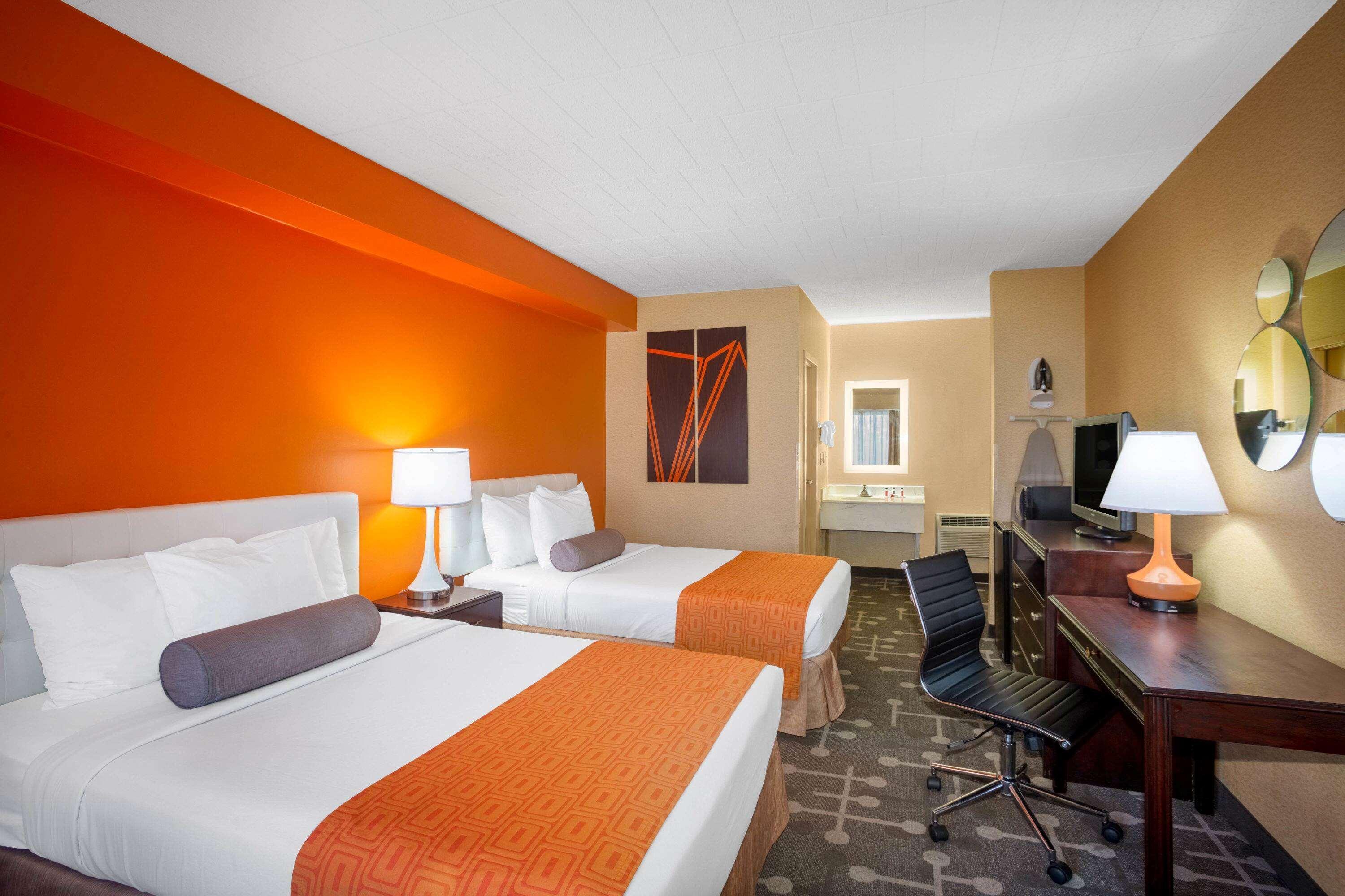 Howard Johnson By Wyndham College Park Exterior photo