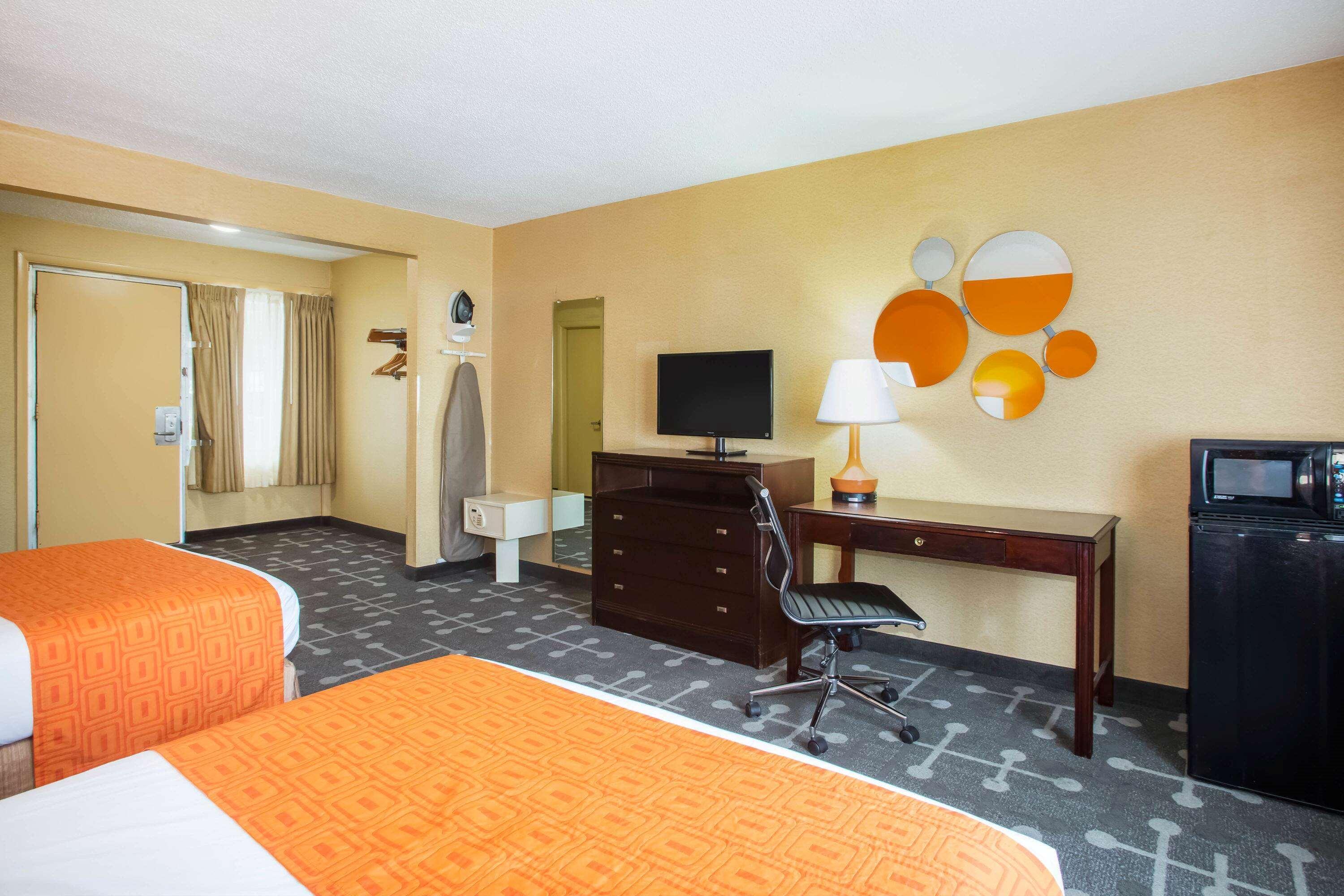 Howard Johnson By Wyndham College Park Exterior photo