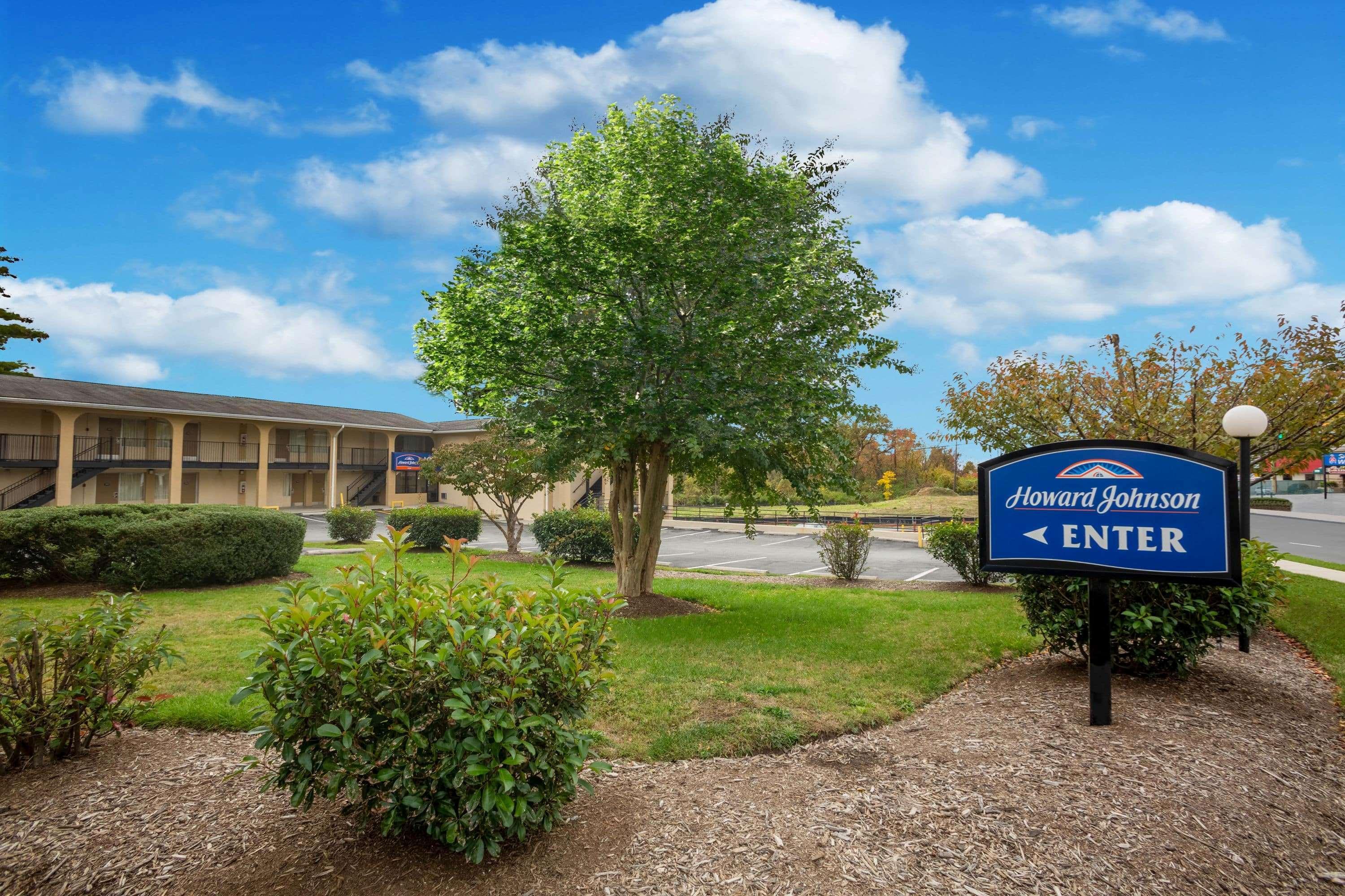Howard Johnson By Wyndham College Park Exterior photo