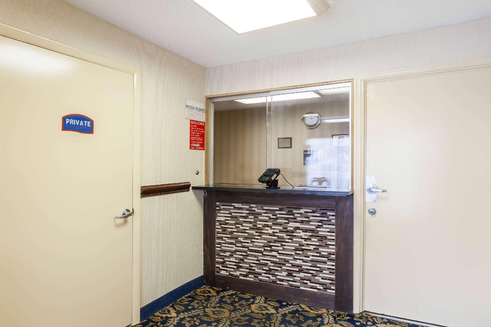 Howard Johnson By Wyndham College Park Exterior photo