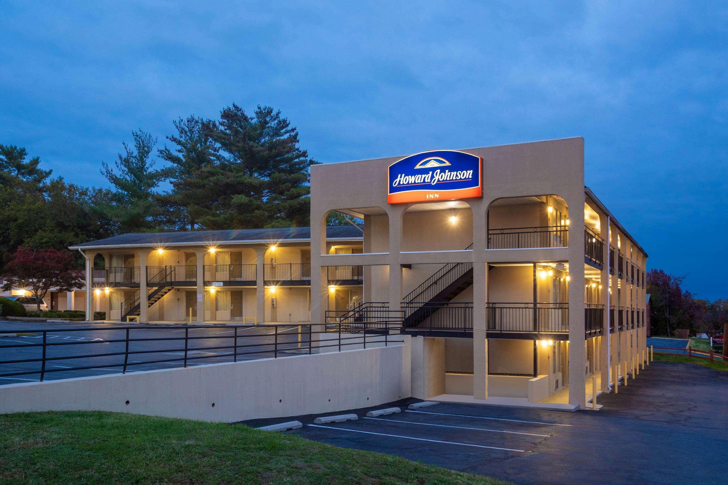 Howard Johnson By Wyndham College Park Exterior photo
