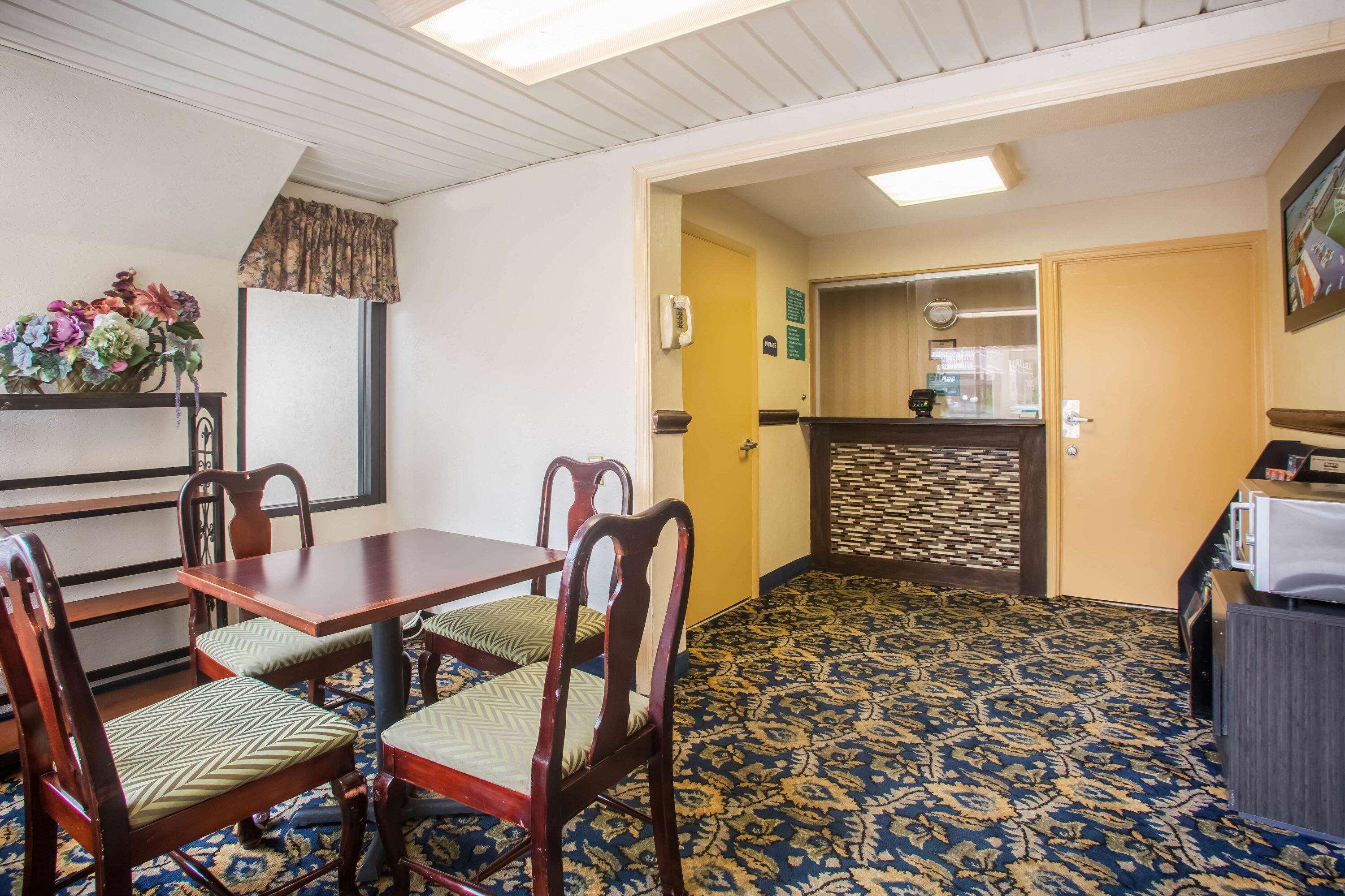 Howard Johnson By Wyndham College Park Exterior photo