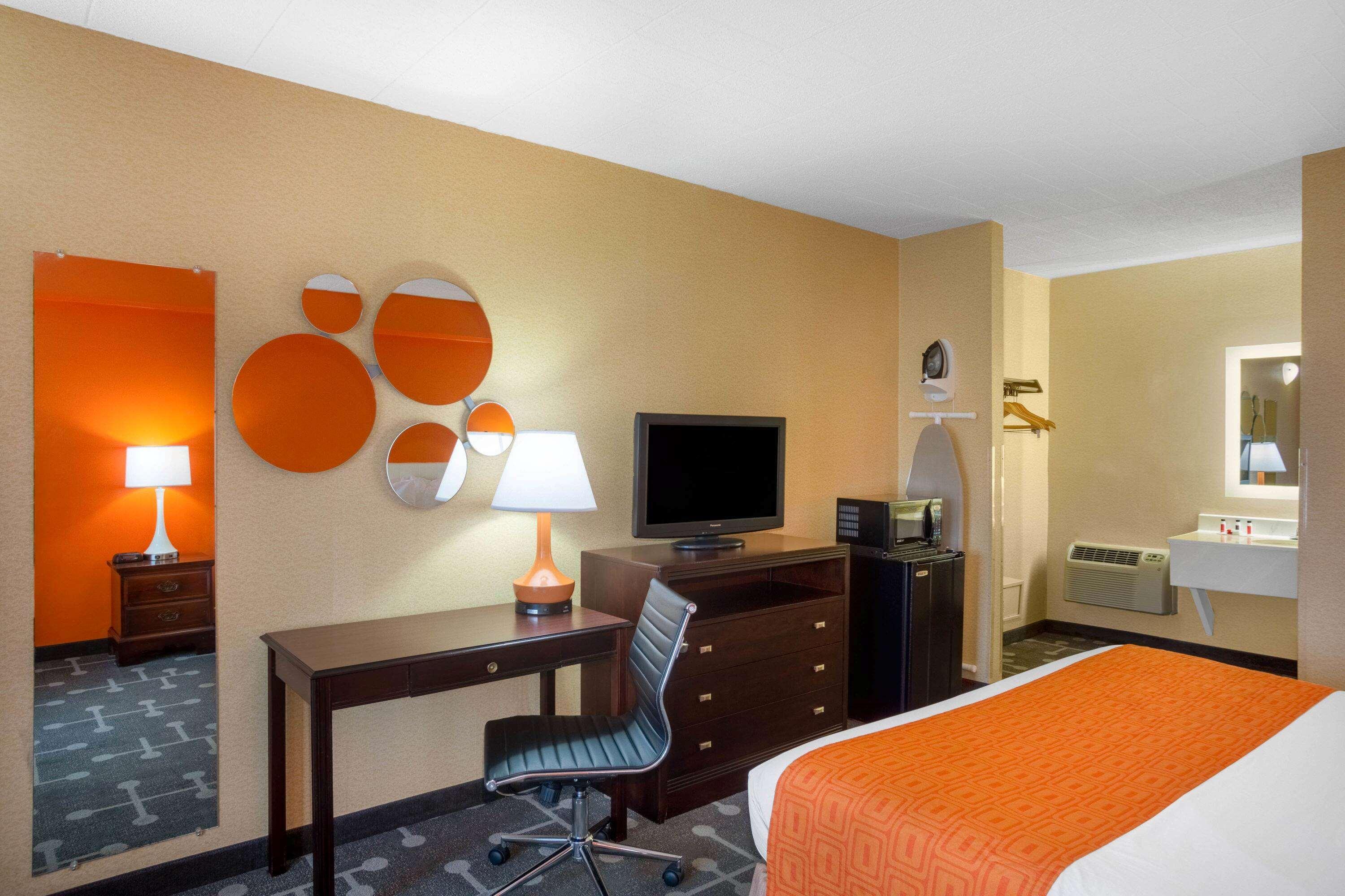 Howard Johnson By Wyndham College Park Exterior photo