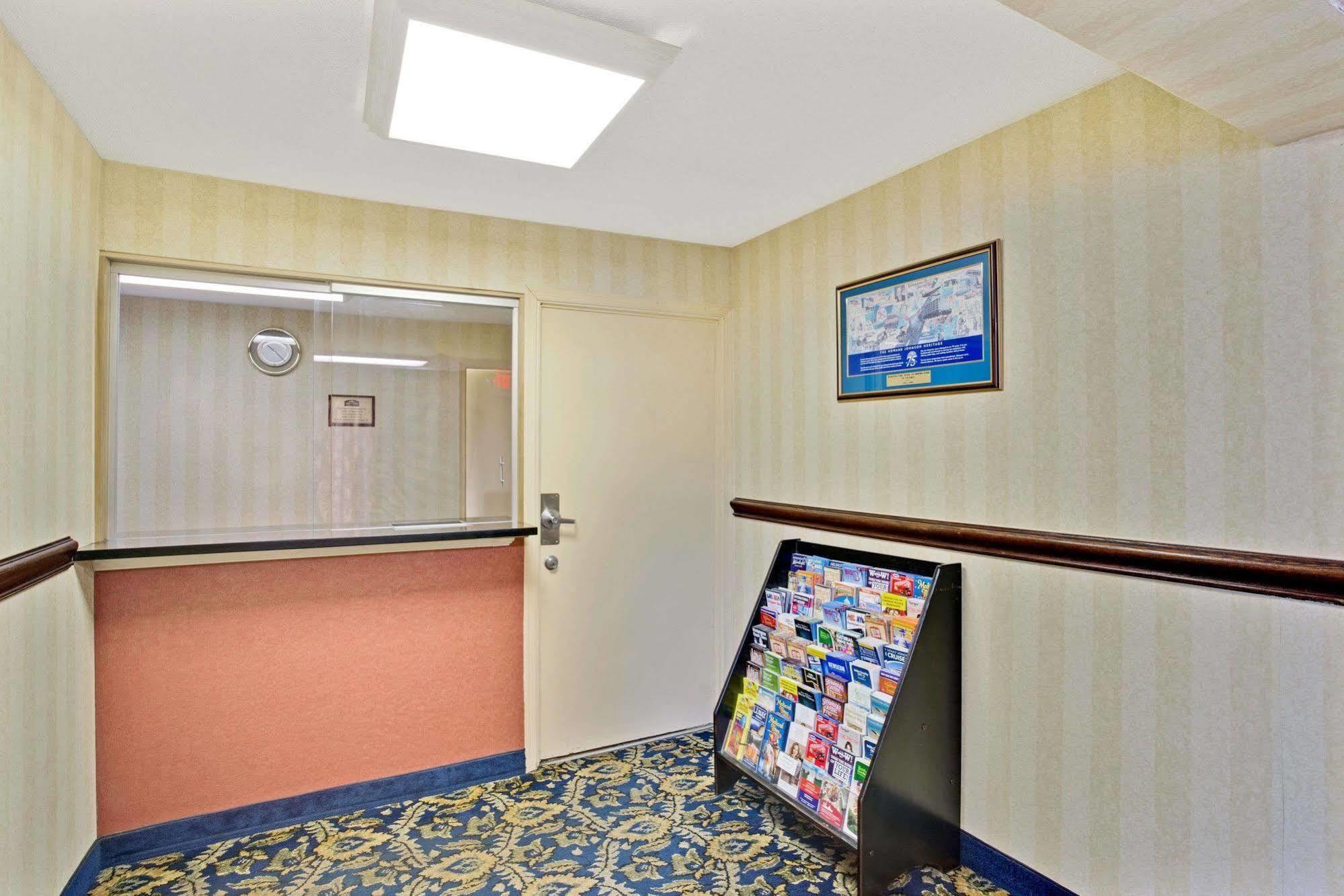 Howard Johnson By Wyndham College Park Exterior photo