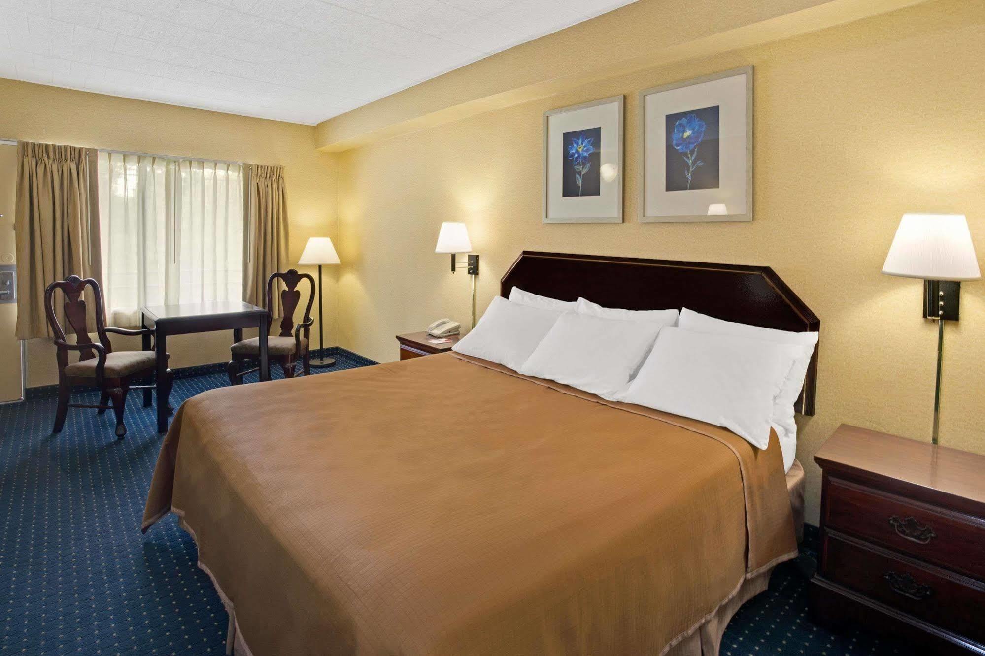 Howard Johnson By Wyndham College Park Exterior photo