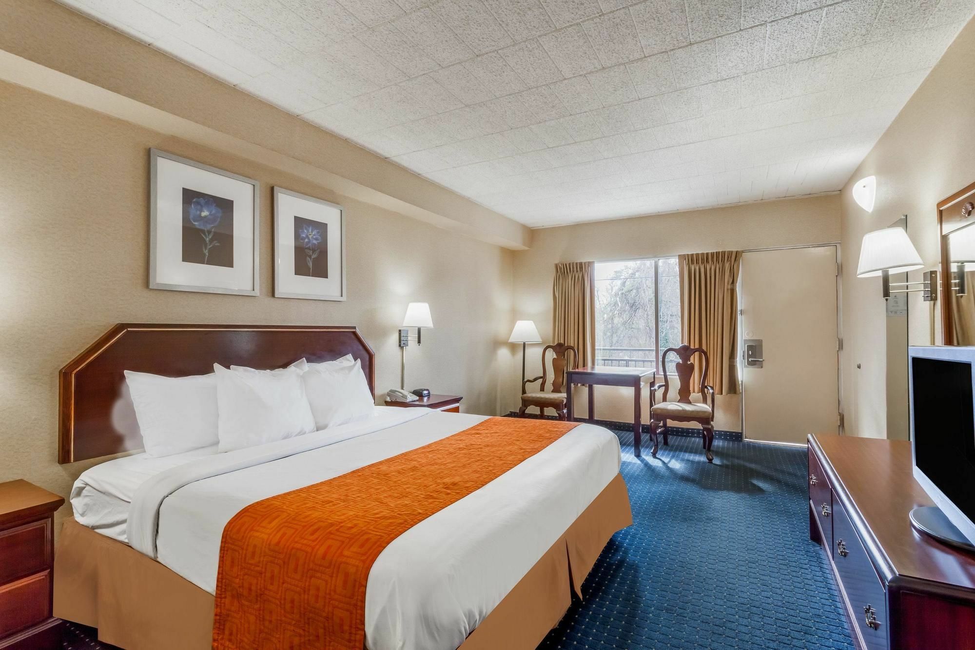 Howard Johnson By Wyndham College Park Exterior photo