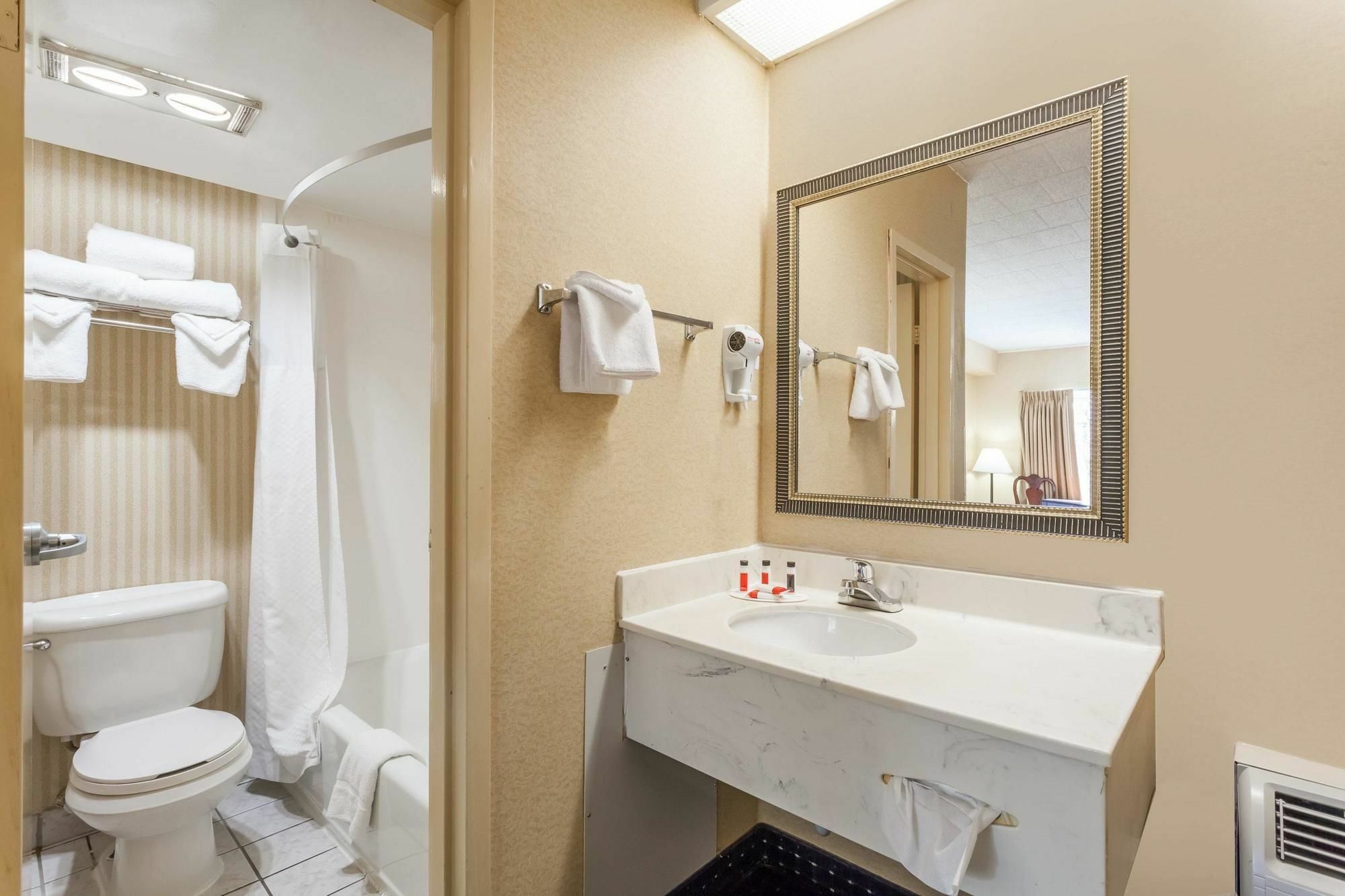 Howard Johnson By Wyndham College Park Exterior photo