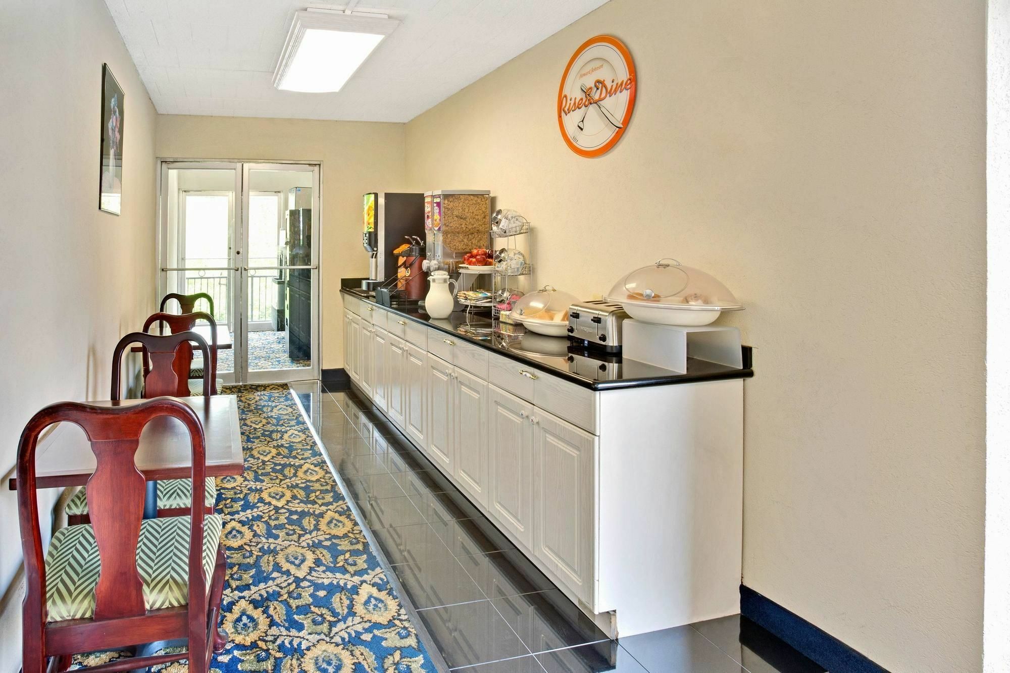 Howard Johnson By Wyndham College Park Exterior photo