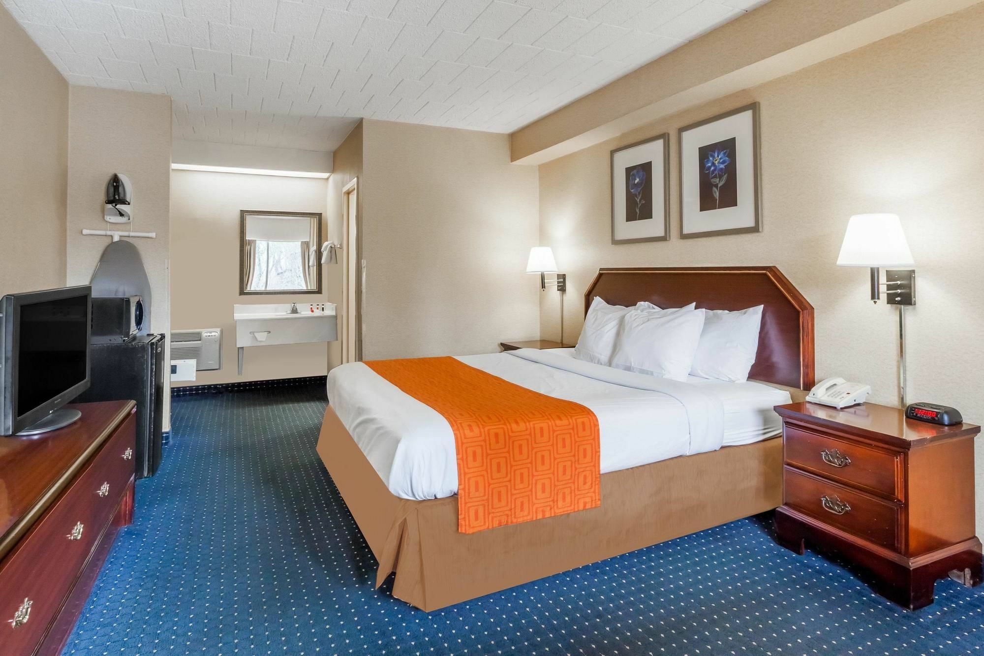 Howard Johnson By Wyndham College Park Exterior photo