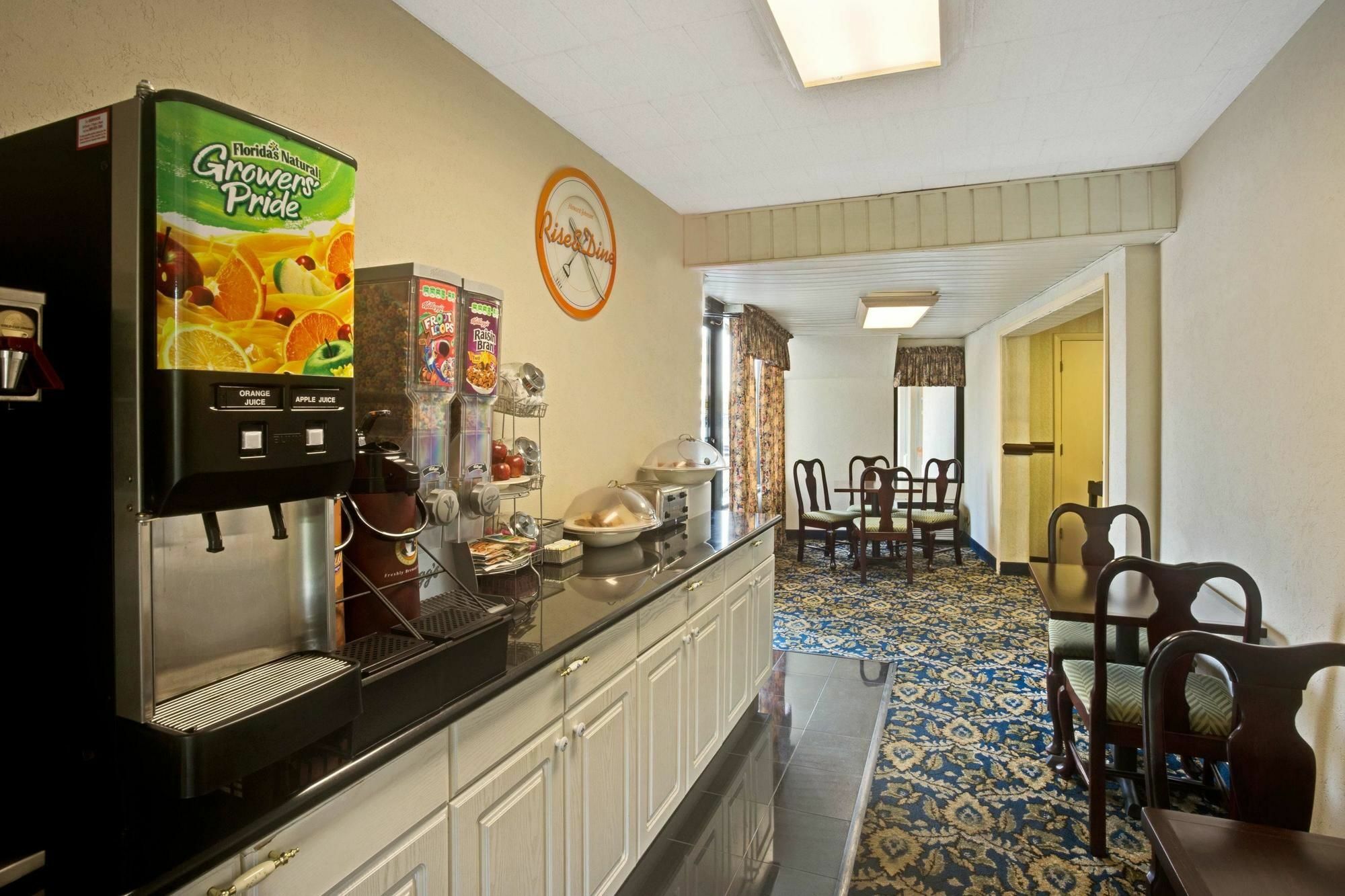 Howard Johnson By Wyndham College Park Exterior photo