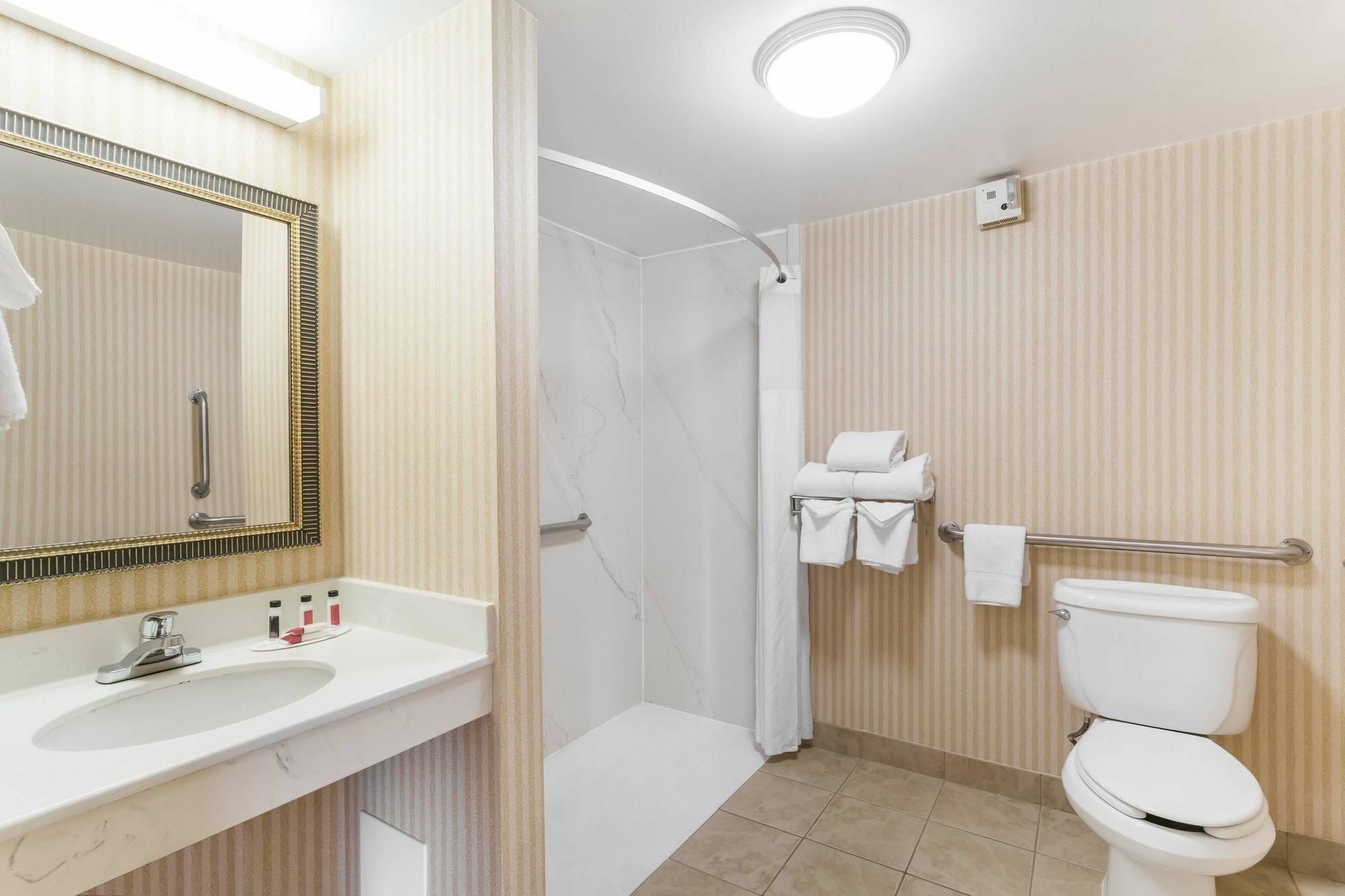 Howard Johnson By Wyndham College Park Exterior photo